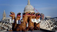Mereka berkeliling jalanan London dengan mengenakan kostum dinosaurus dan membawa pesan: mengkonsumsi daging, telur, dan susu adalah primitif.  