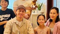 Pierre Roland yang dulu terkenal lewat peran utamanya sebagai pria berkekuatan sakti dalam sinetron Gerhana, kini berpindah haluan. Ia memutuskan meninggalkan dunia hiburan dan menetap di Macau bersama istri dan anak-anaknya. Pierre Roland kini berprofesi sebagai seorang pendeta. Foto: Instagram @pierrerolandc