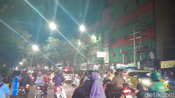 Kemacetan di Jalan AR Hakim Medan