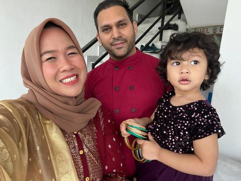 Kisah cinta pasangan beda negara viral, Annisa Dwi Octaviani dan Manzoor Ahmed. Kisah cinta pasangan beda negara viral, Annisa Dwi Octaviani dan Manzoor Ahmed.