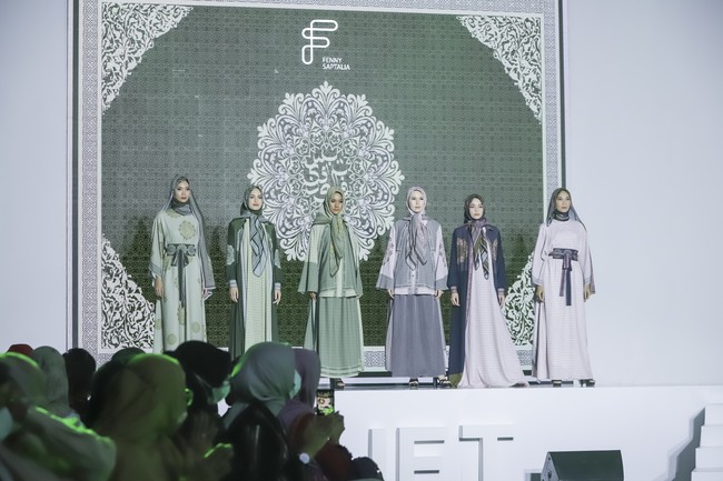 Desainer Fenny Saptalia memperkenalkan koleksi terbarunya yang bertajuk Seribu BUlan di panggung Jakarta Fashion Trend 2023. Koleksi tahun ini Seribu Bulan, ini koleksi untuk bulan Ramadhan cuttingan yang saya pakai abaya dan kaftan. Ada abaya yang saya tambahkan belt jadi terlihat cantik dan menarik, kata Fenny saat ditemui oleh Wolipop.  Foto: Dok. Jakarta Fashion Trend.