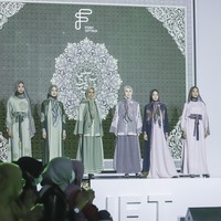 Desainer Fenny Saptalia memperkenalkan koleksi terbarunya yang bertajuk Seribu BUlan di panggung Jakarta Fashion Trend 2023. Koleksi tahun ini Seribu Bulan, ini koleksi untuk bulan Ramadhan cuttingan yang saya pakai abaya dan kaftan. Ada abaya yang saya tambahkan belt jadi terlihat cantik dan menarik, kata Fenny saat ditemui oleh Wolipop.  Foto: Dok. Jakarta Fashion Trend.