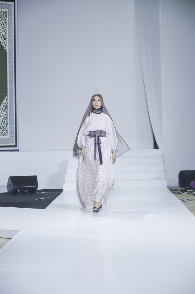 Wanita yang tergabung dalam Ikatan Wanita Pengusaha Indonesia (IWAPI) ini menambahkan detail proses produksi yang minim sampah,Proses printingnya aman untuk lingkungan. Sisa kertas sublim ada orang yang akan mengambil untuk didaur ulang. Itu pengolahan mesinnya, kalau kaftan kepakai semua bahannya, saut Fenny. Foto: Dok. Jakarta Fashion Trend