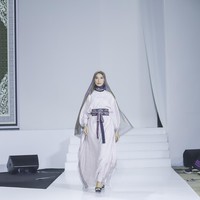 Wanita yang tergabung dalam Ikatan Wanita Pengusaha Indonesia (IWAPI) ini menambahkan detail proses produksi yang minim sampah,Proses printingnya aman untuk lingkungan. Sisa kertas sublim ada orang yang akan mengambil untuk didaur ulang. Itu pengolahan mesinnya, kalau kaftan kepakai semua bahannya, saut Fenny. Foto: Dok. Jakarta Fashion Trend