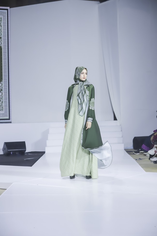 Fenny menuturkan tentang detail printing digital yang aman untuk kulit. Kita menggunakan tinta yang mempunyai sertifikat eco standart status yang aman untuk kulit. Tinta yang digunakan larut dalam air dan tidak ada limbahnya, tutur Fenny. Foto: Dok. Jakarta Fashion Trend