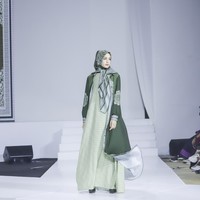 Fenny menuturkan tentang detail printing digital yang aman untuk kulit. Kita menggunakan tinta yang mempunyai sertifikat eco standart status yang aman untuk kulit. Tinta yang digunakan larut dalam air dan tidak ada limbahnya, tutur Fenny. Foto: Dok. Jakarta Fashion Trend