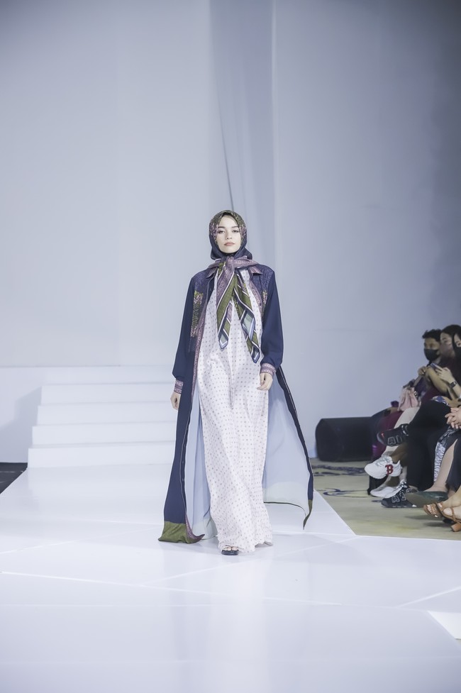 Fenny Saptalia menjelaskan detail warna yang ia pakai dalam koleksi kali ini. Saya menggunakan printing digital yang aman untuk kulit sensitif dan motifnya yang saya pakai ukiran Timur Tengah. Ada dua warna hijau dan pink. Nabi Muhammad kan suka warna hijau, warna pink itu julukan dari Siti Aisyah khumairah yang kemerah-merahan. Jadi kita padukan hijau dan pink. Ada enam koleksi, jelasnya. Foto: Dok. Jakarta Fashion Trend