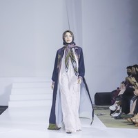Fenny Saptalia menjelaskan detail warna yang ia pakai dalam koleksi kali ini. Saya menggunakan printing digital yang aman untuk kulit sensitif dan motifnya yang saya pakai ukiran Timur Tengah. Ada dua warna hijau dan pink. Nabi Muhammad kan suka warna hijau, warna pink itu julukan dari Siti Aisyah khumairah yang kemerah-merahan. Jadi kita padukan hijau dan pink. Ada enam koleksi, jelasnya. Foto: Dok. Jakarta Fashion Trend