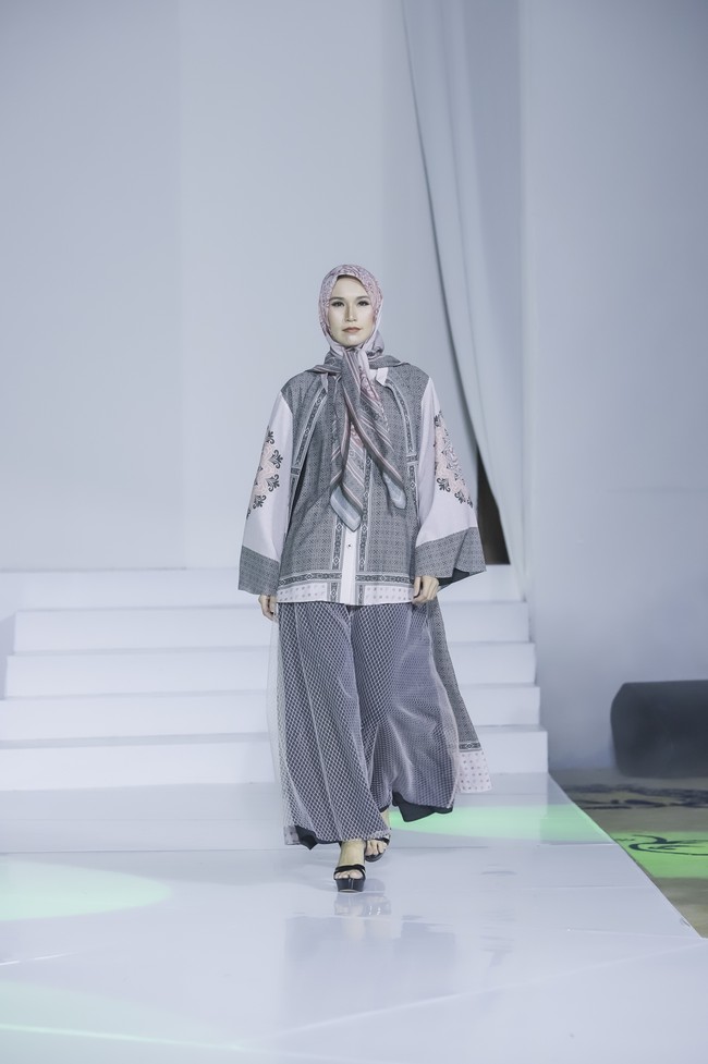 Fenny rencananya akan menambahkan koleksi sarung karena IFC sedang menggalakkan sarung is my denim. Beberapa koleksi akan dicampur dengan sarung sebagai pelengkap. Kain dengan obi dan sarung. Khusus tahun ini akan menambahkan detail sarung karena kami sedang menggalakkan tentang itu, tutup Fenny.  Foto: Dok. Jakarta Fashion Trend