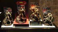 Showroom ini memiliki beragam koleksi dari home décor hingga bar aksesori, dari produk ornamental hingga modern seperti Phonos’ series, produk untuk kolektor yang menampilkan figurin tokoh Marvel, DC, Starwars, Disney dan masih banyak lagi. 