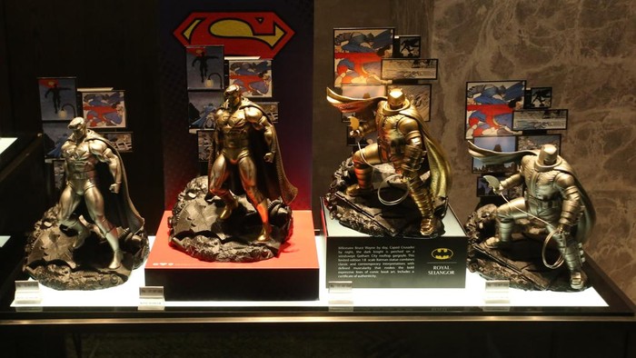 Kolektor Merapat, Ada Figurin Marvel-DC Mejeng di Mal Jakarta Royal Selangor membuka showroom baru di Plaza Indonesia, Jakarta, Rabu (18/1/2023). Pembukaan showroom ini untuk lebih meningkatkan pelayanan kepada pelanggan yang membutuhkan berbagai dekorasi di rumah, kantor hingga koleksi figurin.