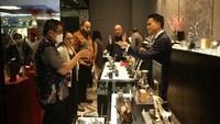 Royal Selangor berdiri sejak 1885 oleh Yong Koon-pewter craftmanship dari Shantou China di Kuala Lumpur Malaysia. Awalnya, Yong Koon membuat pembakar dupa timah, tempat lilin untuk altar dan kuil Cina. Namun saat permintaan akan timah untuk upacara tradisional menurun, Yong Koon dan putra-putranya mulai membuat produk bergaya Eropa untuk para expatriate dengan merk Selangor Pewter. 