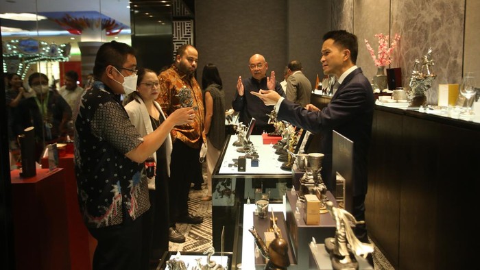 Royal Selangor membuka showroom baru di Plaza Indonesia, Jakarta, Rabu (18/1/2023). Pembukaan showroom ini untuk lebih meningkatkan pelayanan kepada pelanggan yang membutuhkan berbagai dekorasi di rumah, kantor hingga koleksi figurin.