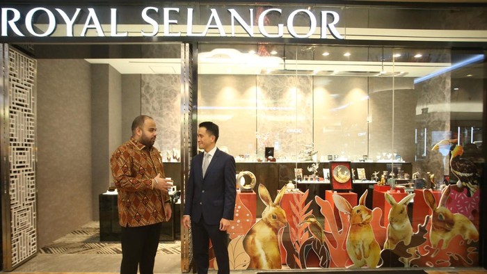 Royal Selangor membuka showroom baru di Plaza Indonesia, Jakarta, Rabu (18/1/2023). Pembukaan showroom ini untuk lebih meningkatkan pelayanan kepada pelanggan yang membutuhkan berbagai dekorasi di rumah, kantor hingga koleksi figurin.