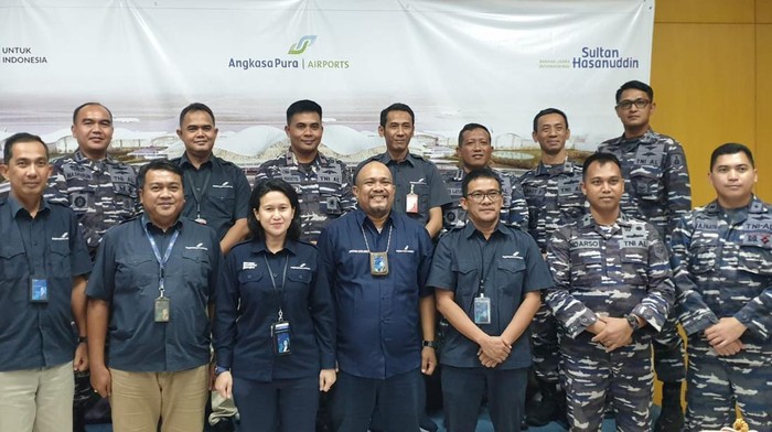 Komandan Gugus Tempur Laut (Danguspurla) Koarmada II, Laksma TNI Deny Prasetyo berkunjung ke Bandara Sultan Hasanuddin Makassar.