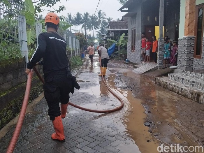 Kondisi Dusun Ngogak, Banyubiru, Kabupaten Semarang, usai banjir bandang akibat meluapnya sungai, Kamis (19/1/2023) sore.
