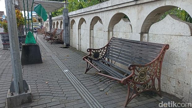 kursi wisata makam bung karno rusak