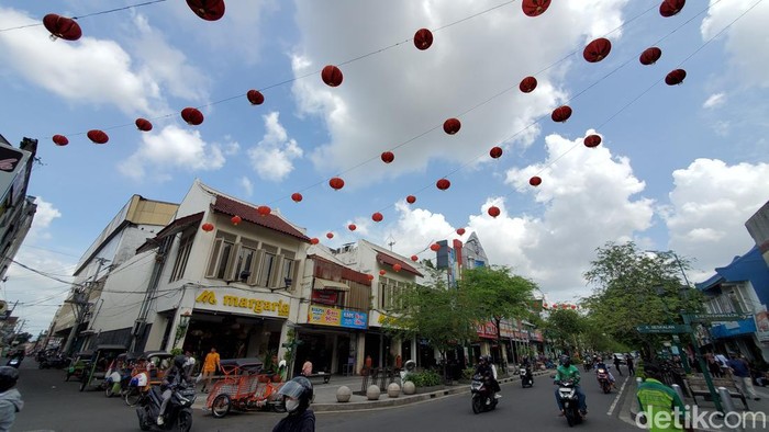 Lampion menghiasi Jalan Malioboro dalam rangka menyambut Tahun Baru Imlek 2023, Kamis (19/1/2023).
