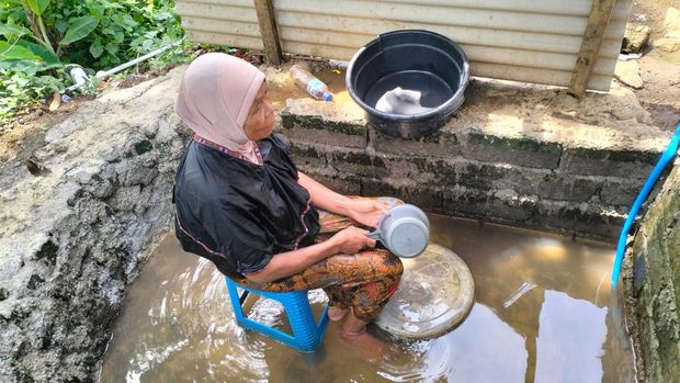 Layar Sari alias Inak Mawar (55)  asal Dusun Pedek Setanggor Timur 2, Desa Setanggor, Lombok Tengah, saat sedang live TikTok dengan adegan mandi lumpur, Kamis (19/1/2023)
