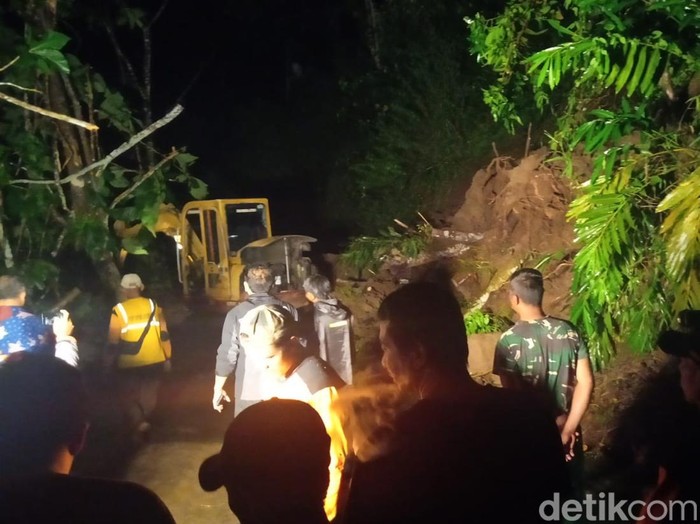 Lokasi tebing longsor di jalur alternatif Wonosobo-Purworejo di Kecamatan Kepil, Wonosobo, Kamis (19/1/2022).