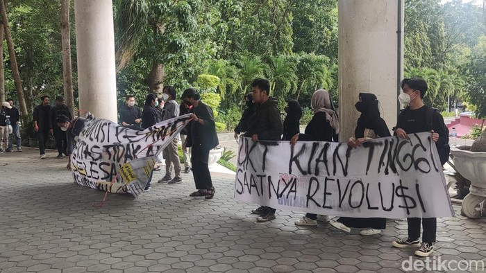 Mahasiswa UNY gelar demo menuntut perbaikan sistem uang kuliah tunggal (UKT), Kamis (19/1/2023).