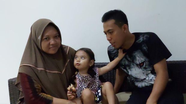 Ini Zahida bersama kedua orang tuanya. Sejak kecil, penglihatan Zahida terganggu akibat virus rubella dan pengaruh obat-obatan yang dikonsumsi ibunya saat mengandung.