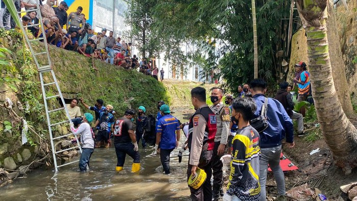Mayat wanita yang mayatnya setengah bugil ditemukan di gorong-gorong Kotabaru, Kalsel.