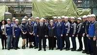 Presiden Rusia Vladimir Putin sempat meninjau perakitan kendaraan militer di Pabrik Obukhov, Rabu (18/1/2023).