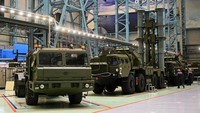 Sejumlah kendaraan militer sedang dirakit di Pabrik Obukhov, St Petersburg, Rusia, Rabu (18/1/2023).