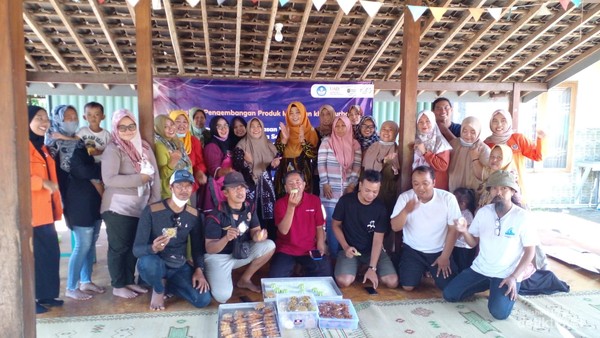 Wisatawan belajar membuat roti kembnag waru