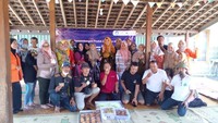 Wisatawan belajar membuat roti kembnag waru