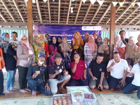 Wisatawan belajar membuat roti kembnag waru
