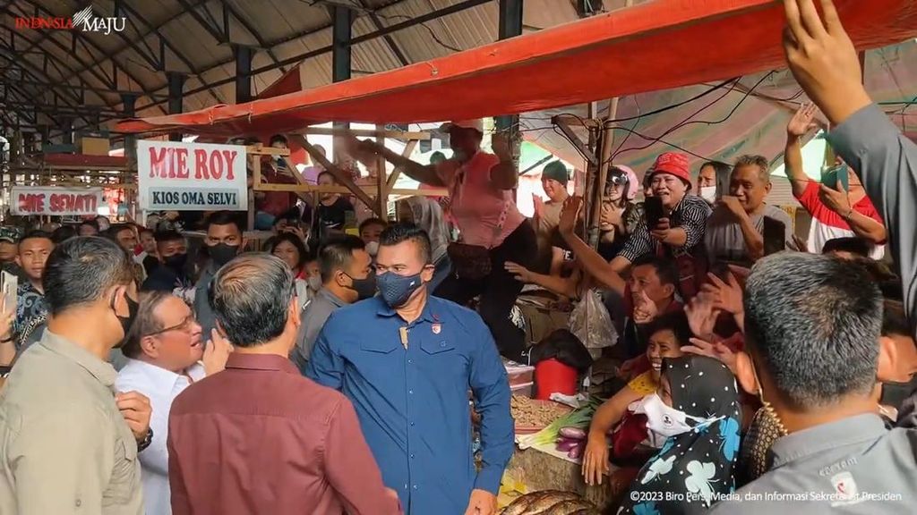 Meriahnya Warga Sambut Jokowi di Sejumlah Pasar Sulawesi Utara