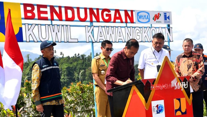 Presiden Jokowi meresmikan Bendungan Kuwil Kawangkoan di Sulawesi Utara. Bendungan ini rencananya bakal menjadi bendungan pengendali banjir bagi Kota Manado.