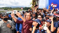 Karena ini berada di atas Manado, kalau nggak dihentikan di sini airnya bisa lari dan bisa banjir di Manado. Kita ingat, 2014 itu Manado pernah banjir bandang, kata Jokowi.