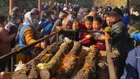 Keluarga korban bersiap melakukan upacara kremasi jenazah korban pesawar jatuh di Pokhara, Nepal, Rabu (18/1/2023).  