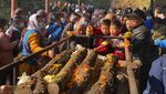 Momen Kremasi Jenazah Korban Pesawat Jatuh di Nepal