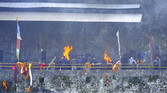 Momen Kremasi Jenazah Korban Pesawat Jatuh di Nepal Relatives and friends perform last rites of the plane crash victims, in Pokhara, Nepal, Wednesday, Jan.18, 2023. Nepalese authorities are returning to families the bodies of plane crash victims and are sending the aircraft's data recorder to France for analysis as they try to determine what caused the country's deadliest air accident in 30 years. The flight plummeted into a gorge on Sunday while on approach to the newly opened Pokhara International Airport in the foothills of the Himalayas, killing all 72 aboard. (AP Photo/Yunish Gurung)