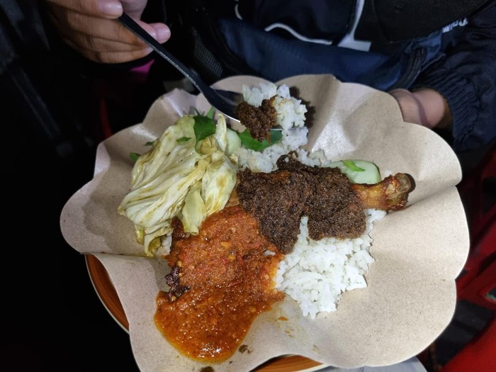 nasi minyak surabaya isian ayam bebek di dekat UMW surabaya