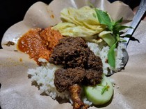 Nikmatnya Bebek Goreng di Surabaya: Ini Rekomendasi Tempat Makannya