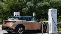 Nissan Ariya dirakit di dua negara, yakni Jepang dan China. Sementara itu, pemasaran mobil ini sudah mencapai Amerika Serikat. Di negeri Paman Sam, Nissan Ariya punya banyak pilihan tipe dan harga. Paling murah ada tipe Engage FWD dengan harga 43.190 dolar atau Rp 654,5 juta dan paling mahal tipe Platinum+ e-4ORCE dengan harga 60.190 dolar atau setara Rp 912,2 juta. Foto: Dok. Nissan