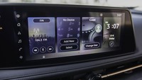 Nissan Ariya telah dilengkapi sejumlah teknologi modern, seperti panel layar digital 12,3 inci yang bisa menjalankan konektivitas Android Auto dan Apple Car Play, ada juga  head up display, hingga Virtual Personal Assistant (VPA). Foto: Dok. Nissan