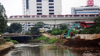 Alat berat seperti ekskavator juga dikerahkan dalam proyek normalisasi Sungai Ciliwung.