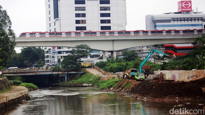 Pekerja menggunakan alat berat menyelesaikan proyek normalisasi Sungai Ciliwung di kawasan Cawang, Jakarta, Kamis (19/1/2023). Pemerintah Provinsi DKI Jakarta menganggarkan biaya sebesar Rp 469,29 miliar untuk program normalisasi Sungai Ciliwung pada APBD 2023. Tercatat saat ini pekerjaan normalisasi Sungai Ciliwung sudah mencapai 16 kilometer dari 33 kilometer rencana panjang tanggul yang akan dibangun.