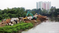 Para pekerja sedang menyelesaikan proyek normalisasi Sungai Ciliwung di kawasan Cawang, Jakarta, Kamis (19/1/2023).