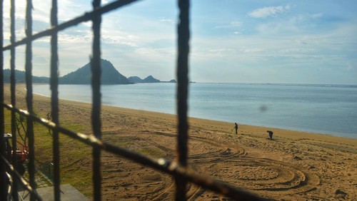 Ombudsman NTB menegaskan retribusi parkir di kawasan Pantai Kuta menuju KEK Mandalika sebagai praktik pungutan liar (pungli).
