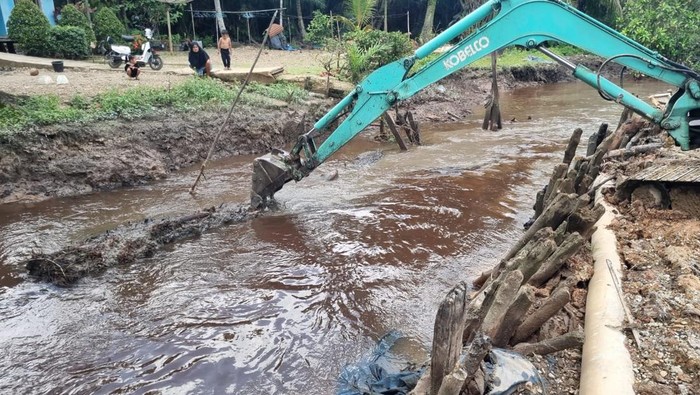 Oprit jembatan yang ambrol setelah 15 hari kontrak berakhir (Foto: Istimewa)