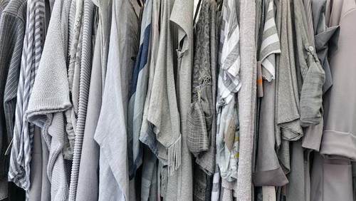 Pakaian kodian bekas.