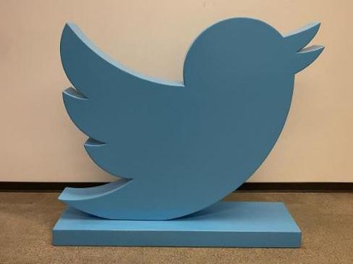 Patung logo burung Twitter yang terjual Rp 1,5 miliar