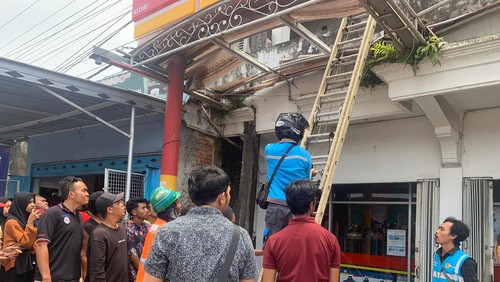 Pekerja maintenance atap bocor tewas tersengat listrik di atap gerai Alfamart Lombok Barat.